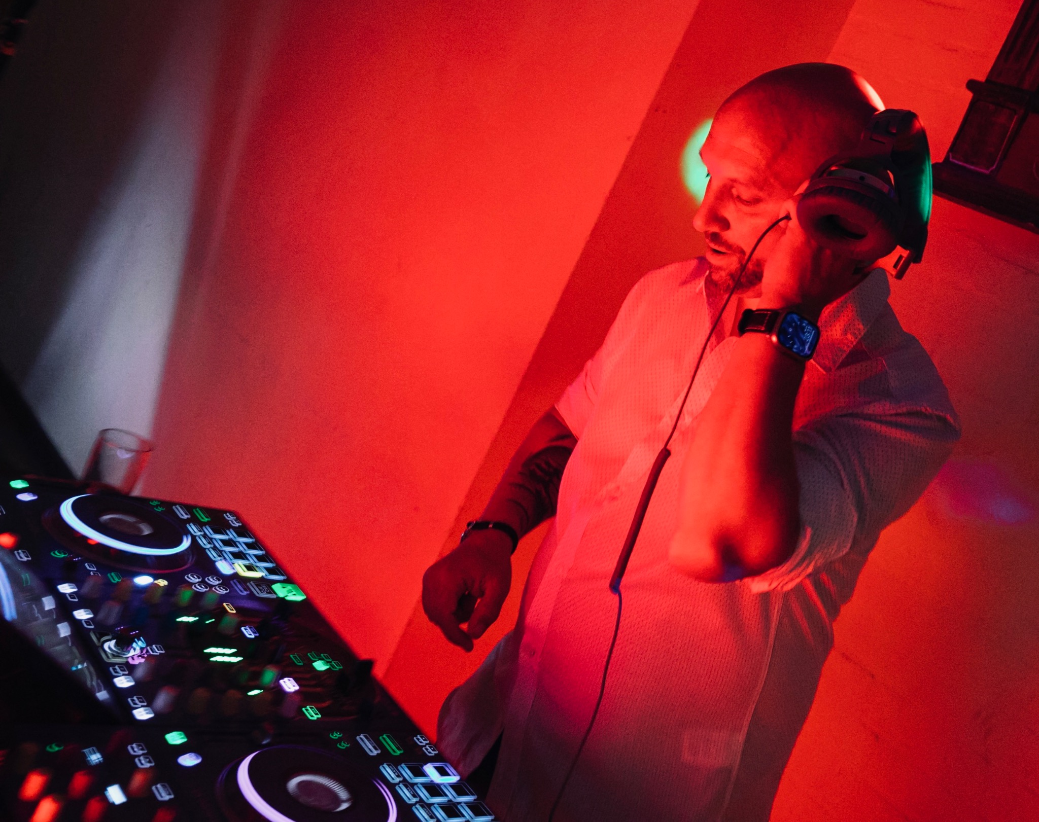 DJ Andreas im Veranstaltungslicht